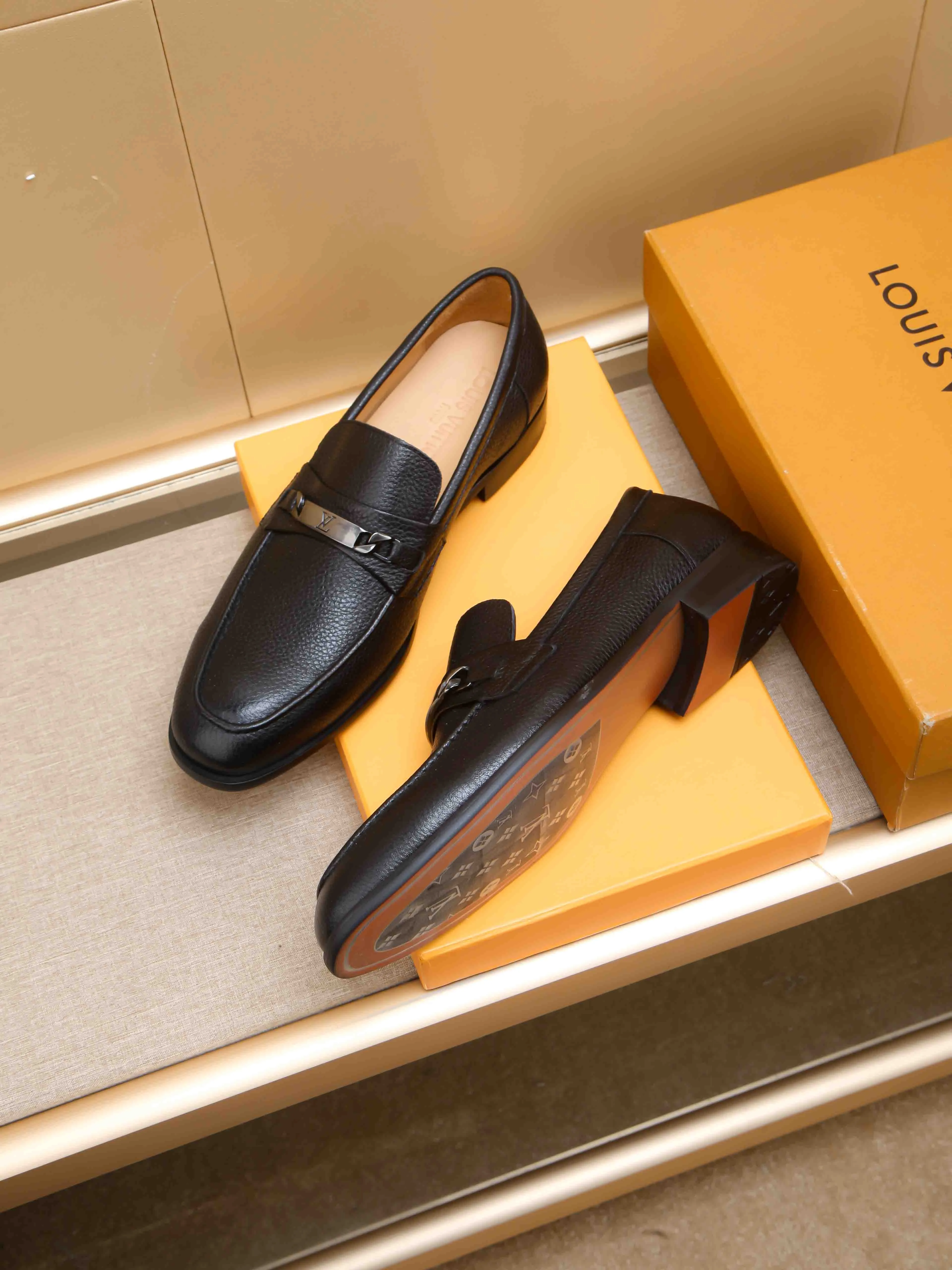 Men's shoes 💰 460 💰 Louis Vuitton LV ® 🆕 model 🔛Full shoe counter, first layer cowhide, 🐂leather lined casual shoes for men, super soft outsole, essential for driving. Counter synchronization, original first layer cowhide, completely 1:1 mold customization🌹top version, color optional! Number: 39-44 (customized at 38.45)